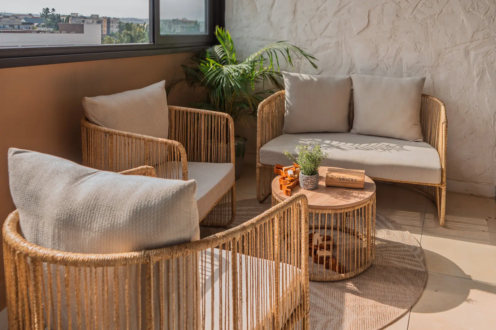 Un espace de la Maison : rotin, enduit et lumière chaude